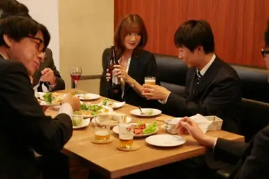 Bos Cewek Mabukin Bawahan Terus Ajak Ngentot di Hotel