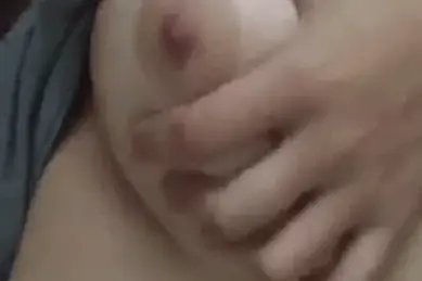 Cewek Cantik Live Show Pamer Dada Di Kasur