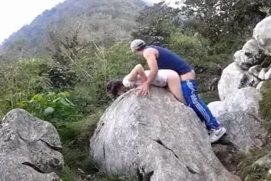 Ngintip ABG Ngentot Liar di Bukit Sampe Memek Basah Banjir