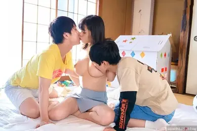 Pengasuh cantik bersama dua anak nakal