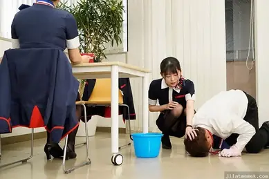 Pramugari Sombong Dihukum Ngentot di Toilet Pesawat